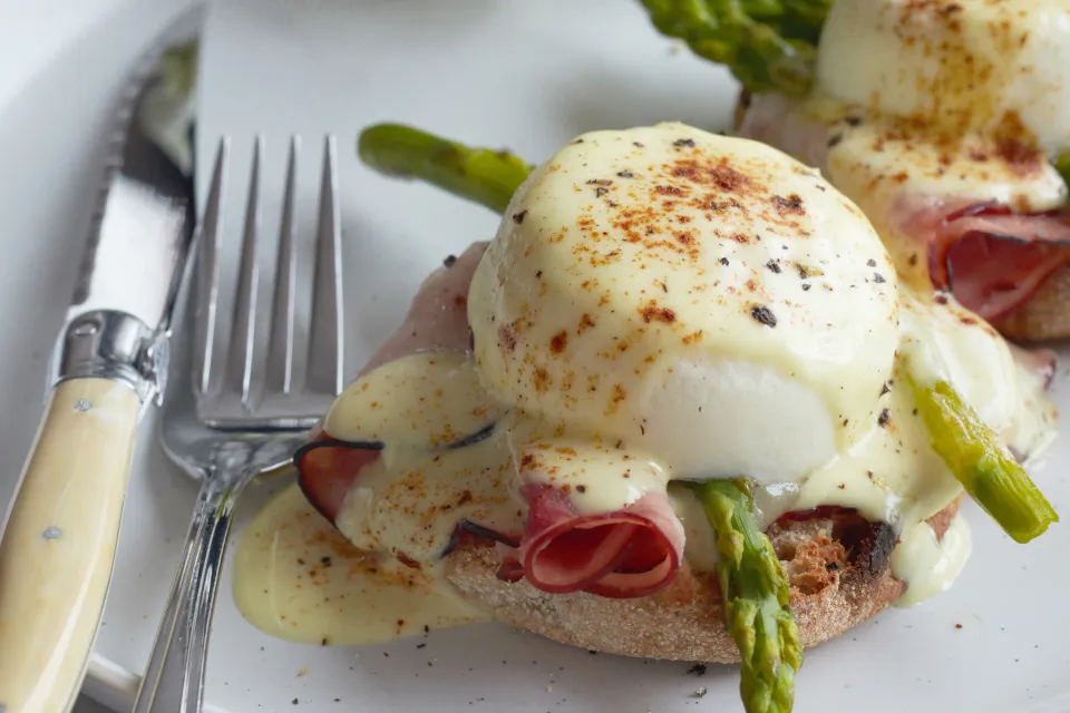 Eggs benedict with asparagus and hollandaise